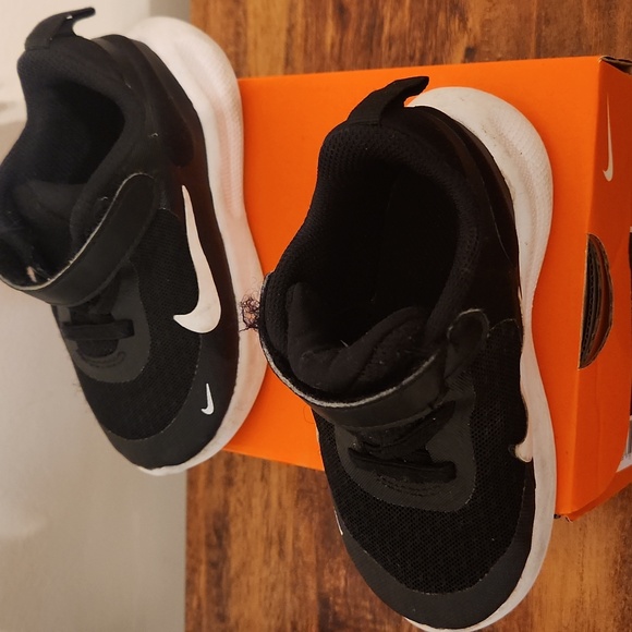 Nike revolution toddler sneakers - Picture 2 of 6